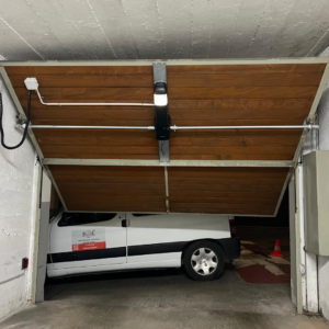 Lire la suite à propos de l’article Installation d’un moteur sur une porte de garage – découvrez notre nouveau projet à Genève