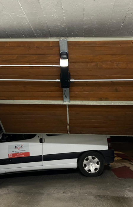 Installation d’un moteur sur une porte de garage – découvrez notre nouveau projet à Genève