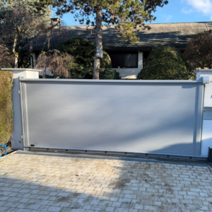 Lire la suite à propos de l’article Portail coulissant motorisé en aluminium : une solution haut de gamme pour optimiser l’accès et valoriser l’extérieur