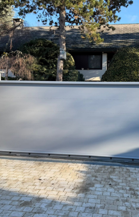 Portail coulissant motorisé en aluminium : une solution haut de gamme pour optimiser l’accès et valoriser l’extérieur